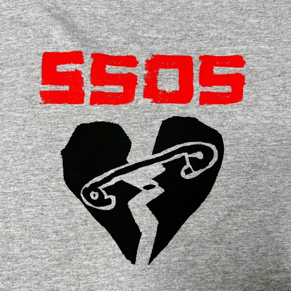 NWOT 5SOS Heartbreak She’s Kinda Hot SS Graphic T-Shirt in Grey Unisex XL - Picture 3 of 5